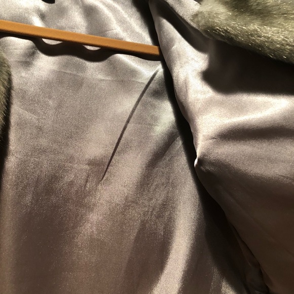 Silver grey faux fur shawl - Picture 3 of 3